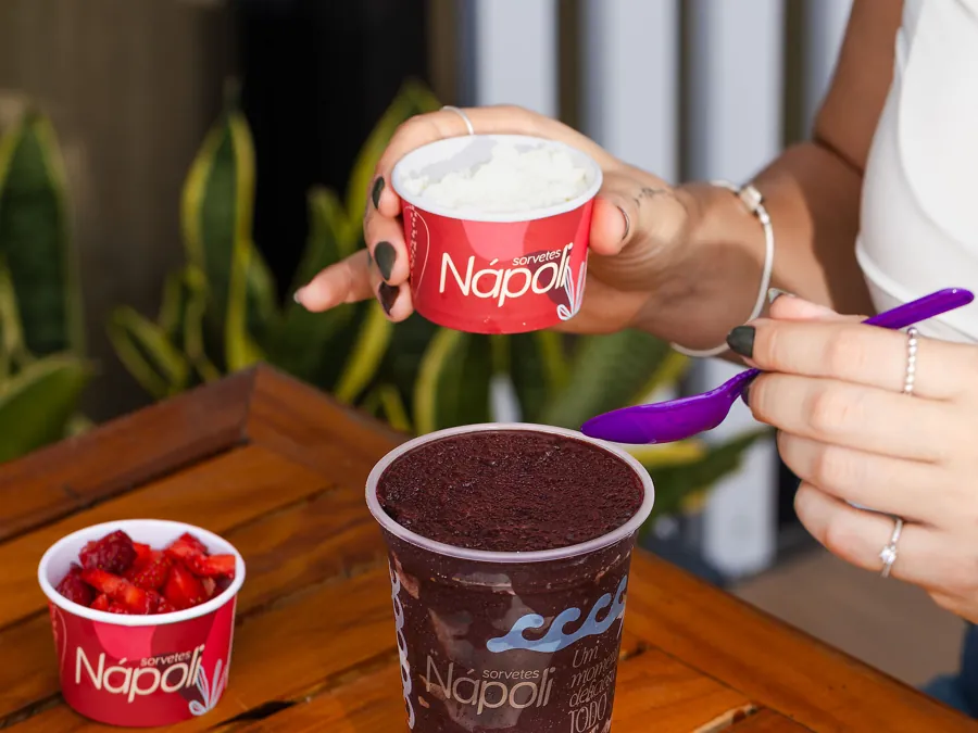 Copo de açaí e potinho de morangos
