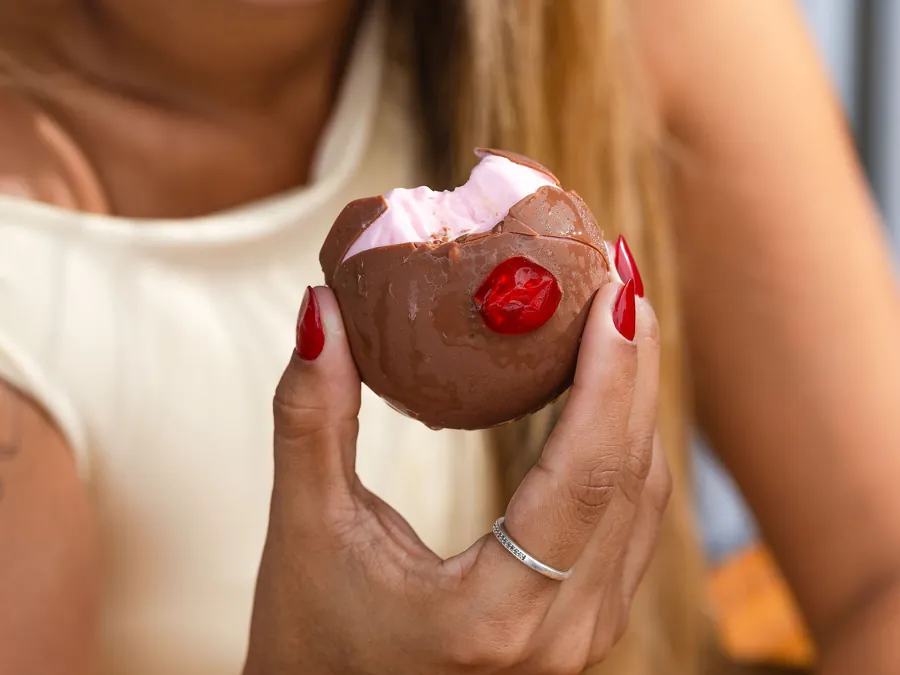 Bombom de sorvete coberto de chocolate com cereja