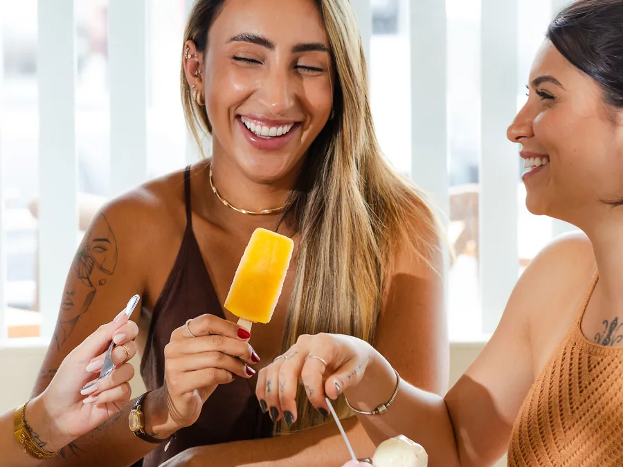 Amiga segurando uma paleta de manga