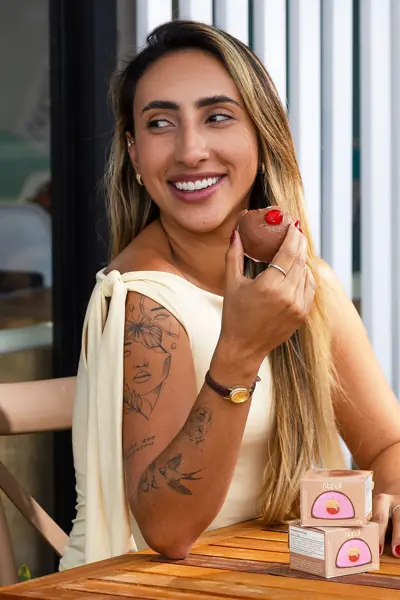Cliente na mesa da loja com bombom de sorvete