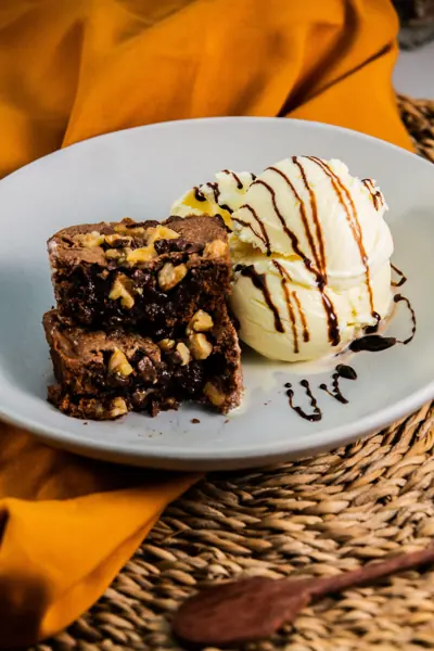 Brownie com sorvete e calda