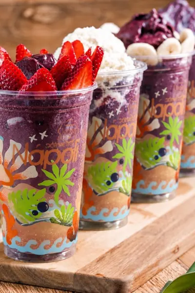 Três copos de açaí com morango e banana