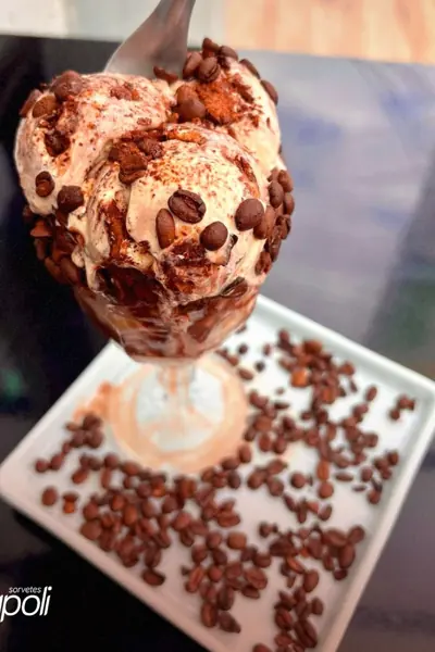 Taça de sorvete com gotas de chocolate